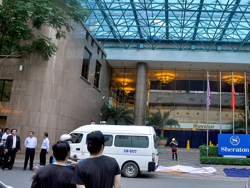Hiện trường nam thanh niên rơi từ trên cao xuống trước khách sạn Sheraton Saigon tử vong ngay tại chỗ.
